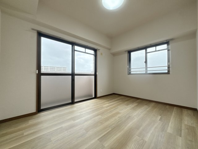 【洋室】 | ロワールマンション古賀☆仲介手数料無料☆ | 柔らかな光が差し込むプライベートルーム。シンプルで落ち着いた内装は、どんな家具とも相性抜群です。