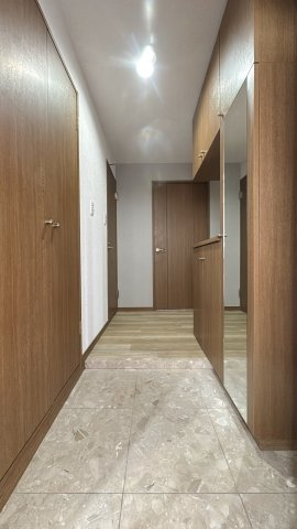 【玄関】 | ロワールマンション古賀☆仲介手数料無料☆ | 住まいの顔となる玄関は、気品漂うデザイン。収納力豊富なシューズボックスを備えています。