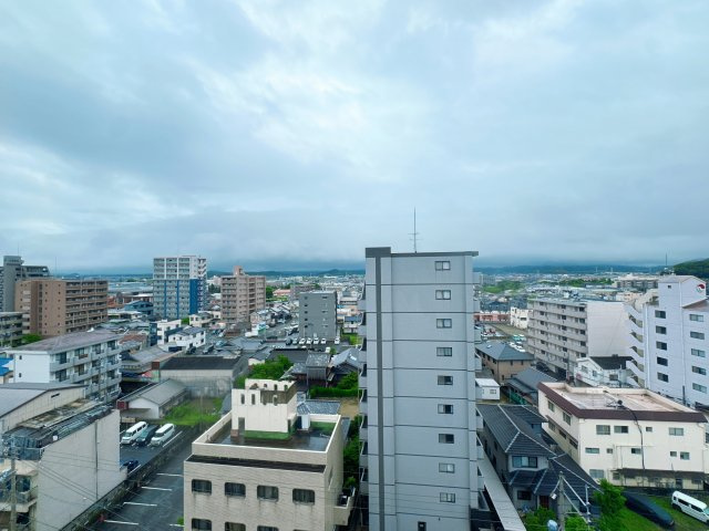 【展望】 | ロワールマンション古賀☆仲介手数料無料☆ | 高い建物が少なく、心地よい風と陽光が舞い込む開放的なロケーション。利便性豊かな西新エリアにいながら、周囲の視線を気にせずのびのびと過ごせる希少な住環境です。