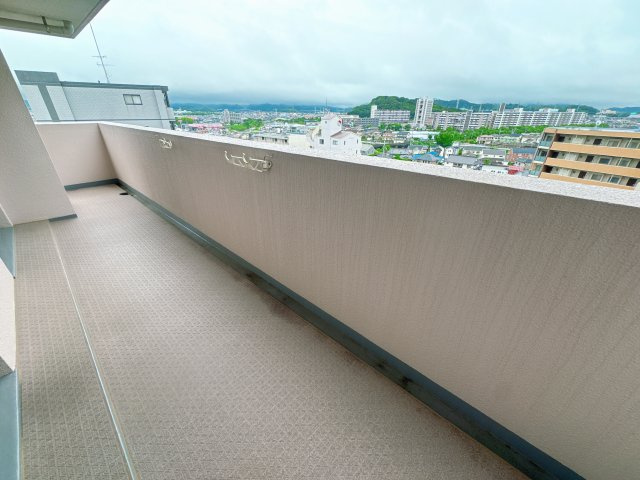 【バルコニー】 | ロワールマンション古賀☆仲介手数料無料☆ | 【開放感のあるバルコニー】日当たり・通風良好なバルコニー。洗濯物を干すスペースとしてはもちろん、ちょっとした気分転換にも最適な開放的な空間です。周辺に高い建物が少なく、心地よい風が通り抜けます。