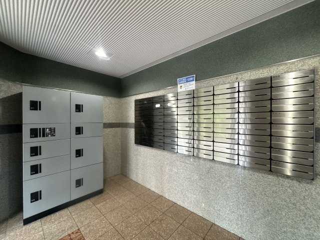 【その他共用部分】 | ロワールマンション古賀☆仲介手数料無料☆ | 管理体制が良好で、エントランスや廊下などの共用部分は常にきれいに保たれています。住まう方の満足度を高める、落ち着きと気品に満ちた住環境です。