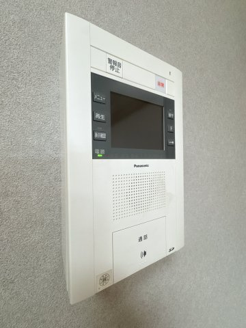【防犯設備】 | ロワールマンション古賀☆仲介手数料無料☆ | 【TVモニター付インターホン】来客を映像で確認できる安心の防犯設備。セキュリティ重視の方にもご満足いただける、安全な暮らしをサポートする住まいです。