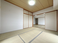 【和室】 | ロワールマンション古賀☆仲介手数料無料☆ | リビング横の和室は、お昼寝スペースやプレイスペースに最適。キッチンから目が届くので、家事をしながら安心してお子様を見守れます。転んでも痛くない畳は、小さなお子様がいるご家庭にこそ選んでほしい空間です。