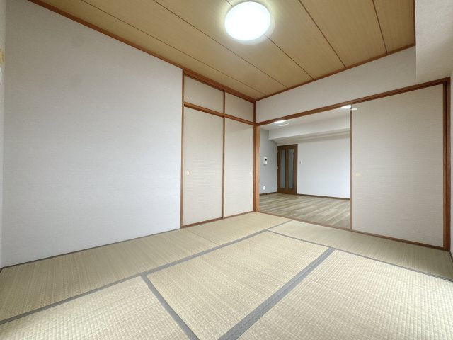 【和室】 | ロワールマンション古賀☆仲介手数料無料☆ | リビング横の和室は、お昼寝スペースやプレイスペースに最適。キッチンから目が届くので、家事をしながら安心してお子様を見守れます。転んでも痛くない畳は、小さなお子様がいるご家庭にこそ選んでほしい空間です。