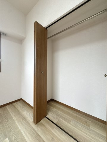 【収納】 | ロワールマンション古賀☆仲介手数料無料☆ | 【収納豊富でスッキリとした暮らし】 全居室に収納を完備。大型のクローゼットは季節物や趣味の道具もまとめて管理でき、お部屋を常に美しく保てます。自分だけの落ち着けるプライベート空間に。