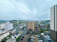 【展望】 | ロワールマンション古賀☆仲介手数料無料☆ | 【空が大きく広がる、贅沢なプライベート眺望】駅近の便利な立地を忘れるような、遮るもののない開放的な景色が広がります。