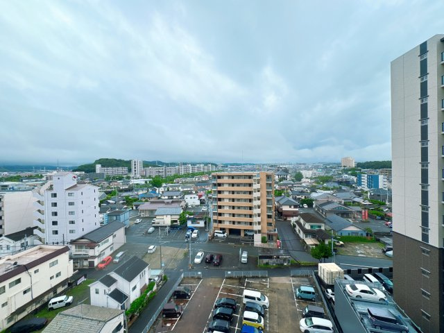 【展望】 | ロワールマンション古賀☆仲介手数料無料☆ | 【空が大きく広がる、贅沢なプライベート眺望】駅近の便利な立地を忘れるような、遮るもののない開放的な景色が広がります。