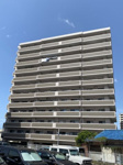 【外観】 | ロワールマンション古賀☆仲介手数料無料☆ | JR鹿児島本線「古賀」駅から徒歩4分の近さが魅力の駅近マンション。駅周辺には「サンリブ古賀」をはじめ、ドラッグストアやコンビニ、銀行、郵便局などの生活に欠かせない施設が徒歩数分圏内に集結しています。