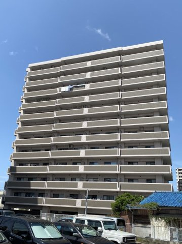 【外観】 | ロワールマンション古賀☆仲介手数料無料☆ | JR鹿児島本線「古賀」駅から徒歩4分の近さが魅力の駅近マンション。駅周辺には「サンリブ古賀」をはじめ、ドラッグストアやコンビニ、銀行、郵便局などの生活に欠かせない施設が徒歩数分圏内に集結しています。