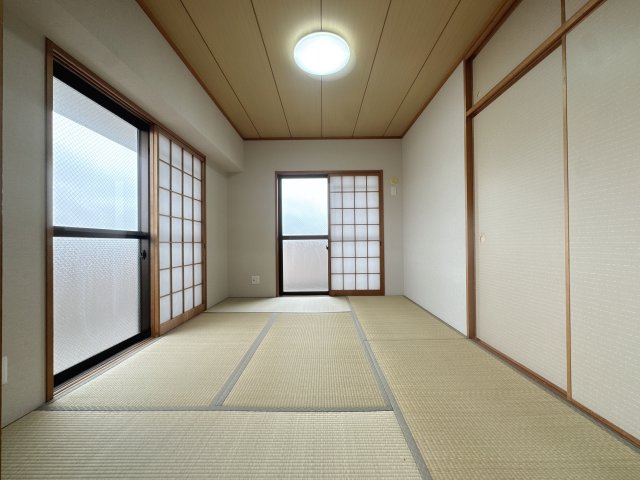 【和室】 | ロワールマンション古賀☆仲介手数料無料☆ | 落ち着いた雰囲気の和室は、客間やお子様のプレイスペースとしても最適。畳の香りに癒やされるひとときを。