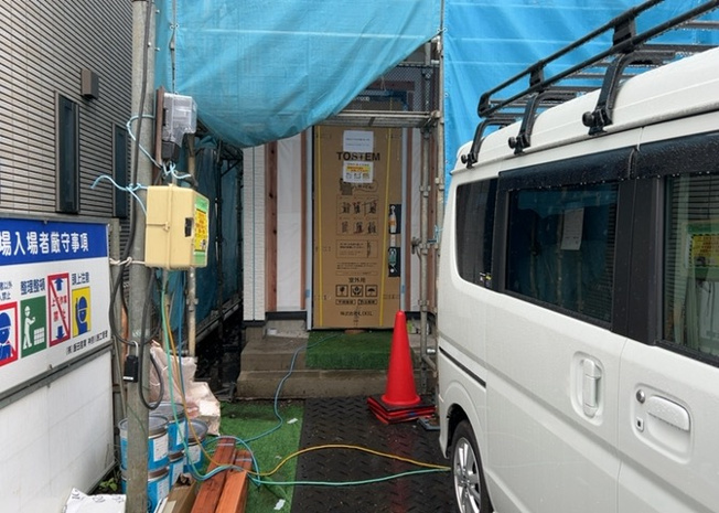 【玄関】 | 玄関は家の顔でもあり、家族以外の目にも止まる場所です。玄関は外との間を仕切る扉、靴などをしまっておく収納スペース、靴脱ぎのたたきスペース、来客とのやり取りをするドアホンなど複数のアイテムからなります。