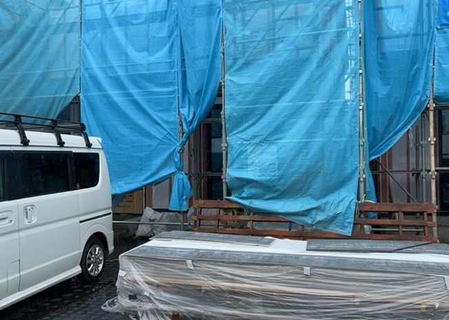 【構造・工法・仕様】 | 木造住宅とは土台、壁、柱など建築物の強度を支える構造体の材に木が使用されている構造を指します。構造体は建物の自重を支えるだけではなく風圧や水圧、積裁荷重などあらゆる衝撃に耐えるための基礎です。