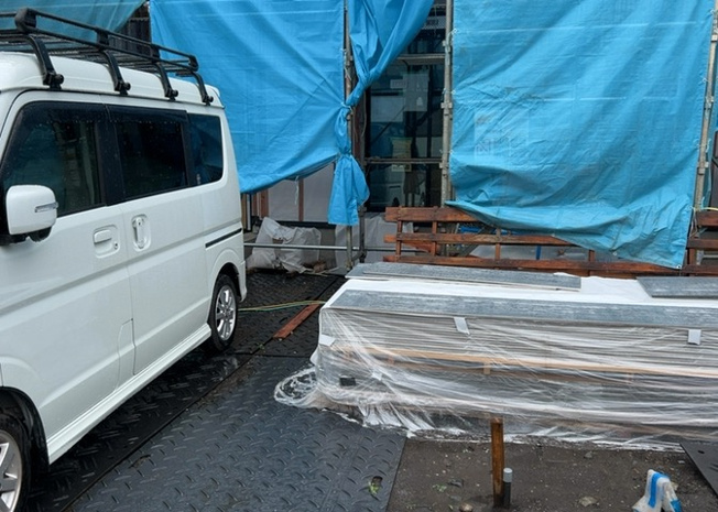 【構造・工法・仕様】 | ベタ基礎とは、柱の位置に関係なく全体に基礎がある事を指し、面積が大きい分建物の重さを全体に分散できます。また、地面からの湿気や害虫を遮断でき、木造住宅で心配されるシロアリ被害を防ぐ効果も期待できます。