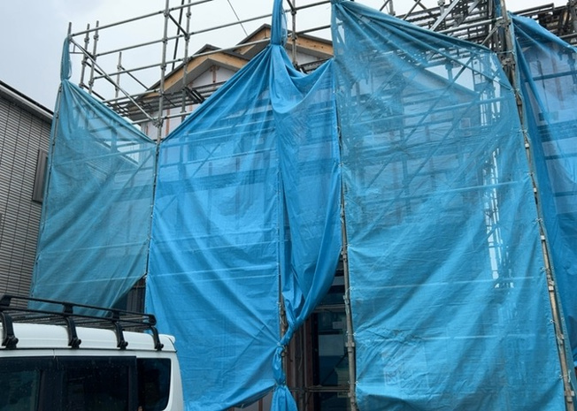【外観】 | 現地に行くなら、物件の周囲の地形がどうなっているかを見ることも大切です。周辺より低くなっている土地では、大雨などで水が集まりやすいため、地盤が弱くなっているということも考えられるため、注意が必要です。