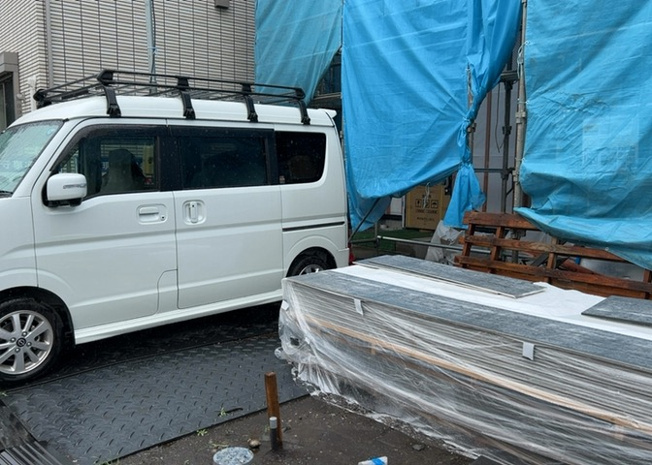 【駐車場】 | 車一台あたりに必要なスペースは、標準サイズの普通自動車で横幅2m50cm、長さ5mは必要になります。ただし、乗降のことも考慮して横幅3m30cm、長さ5m50cmほどは確保できるところを選びましょう。