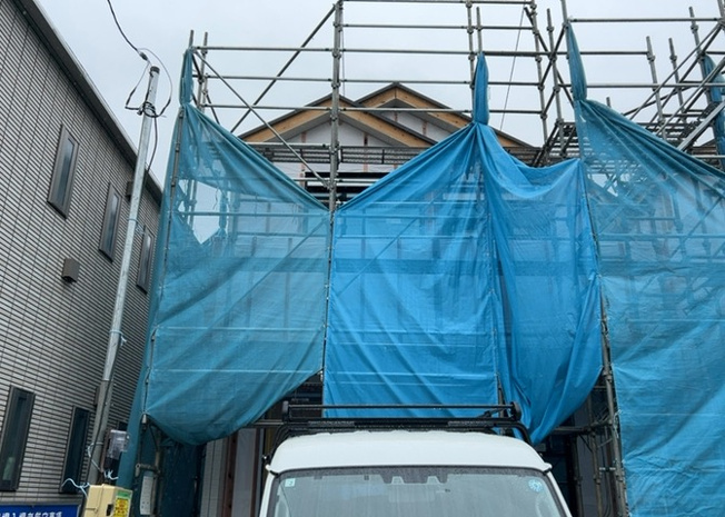 【外観】 | 現在は上棟となっています。現地をご見学に行く際は、道路の幅や周辺の交通量、施設などをご確認頂くことをおすすめします！ある程度イメージをつけたいという場合は、同売主の施工事例や完成パースもお見せします。