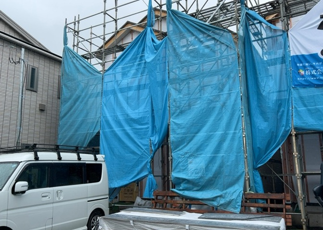 【前面道路含む現地写真】 | お持ちの車種によっては前面道路が広い方が便利でしょう。しかし、前面道路が広ければその分交通量が多くなるため、騒音などが気になる場合があります。実際に現地を見学し、周辺交通量や騒音などを確認しましょう！