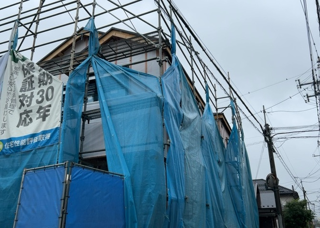 【バルコニー】 | バルコニーは、室外の専用スペースのうち、「屋根がなく開放された空間」であるものを指します。ベランダより広いタイプのものが多く、日当たりもよいため家庭菜園などを楽しみたい人にとって適した環境となります。