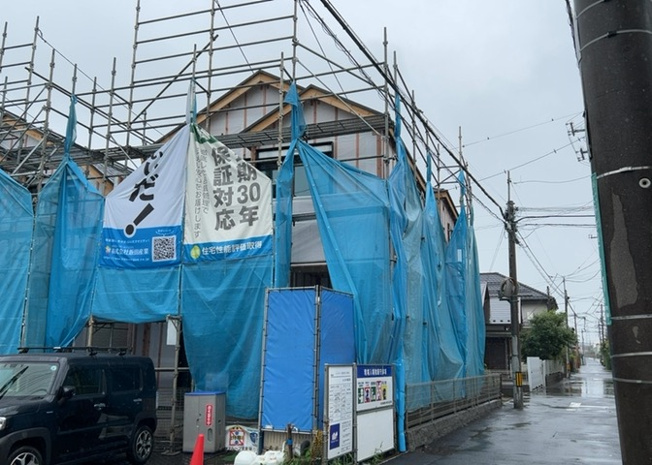 【前面道路含む現地写真】 | 道幅が狭い場所は比較的土地の値段が低いことが多く、また交通量が少ないため騒音が少なく静かな環境で過ごせます。また、小さいお子様がいるご家庭も安心です。一方で車の駐車が難しいというデメリットもあります。