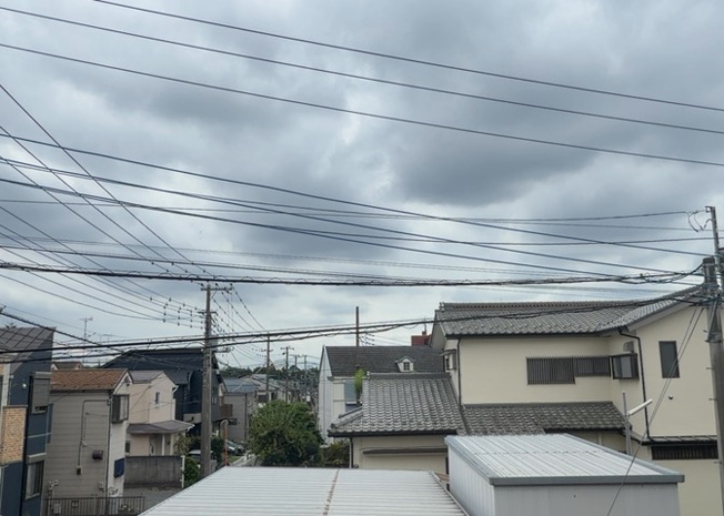 【展望】 | 第一種低層住居専用地域の閑静な住宅街に位置しており、周囲に大きな建物がなくすっきりとした展望が広範囲に広がります。南東向きで爽やかな風と光を感じながら、穏やかな暮らしを堪能できる眺望環境です。