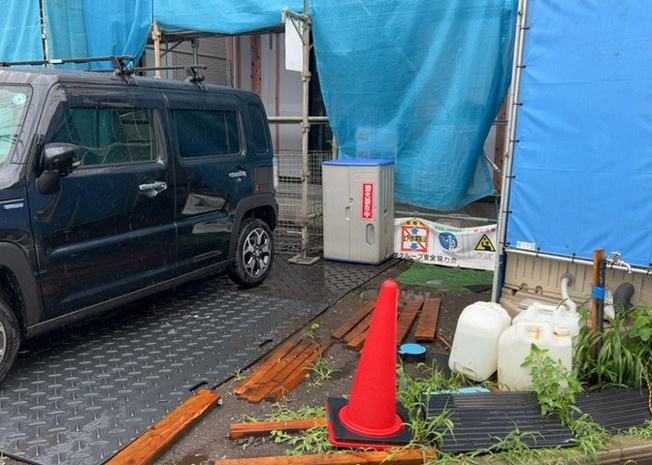 【駐車場】 | 車一台あたりに必要なスペースは、標準サイズの普通自動車で横幅2m50cm、長さ5mは必要になります。ただし、乗降のことも考慮して横幅3m30cm、長さ5m50cmほどは確保できるところを選びましょう。