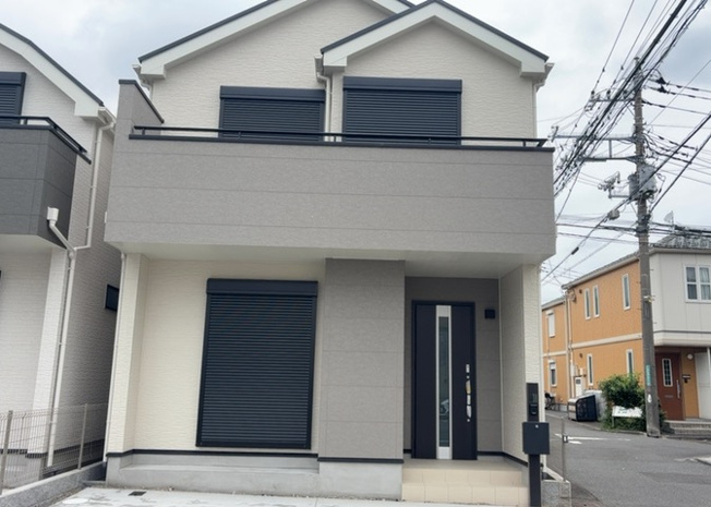 【外観】 | 相模原市南区大野台４丁目に登場した販売価格３９９０万円（税込）の新築一戸建てです。木造２階建ての洗練された外観で、周囲の街並みとも調和しています。建築中の現地見学も承っておりますのでご相談ください。