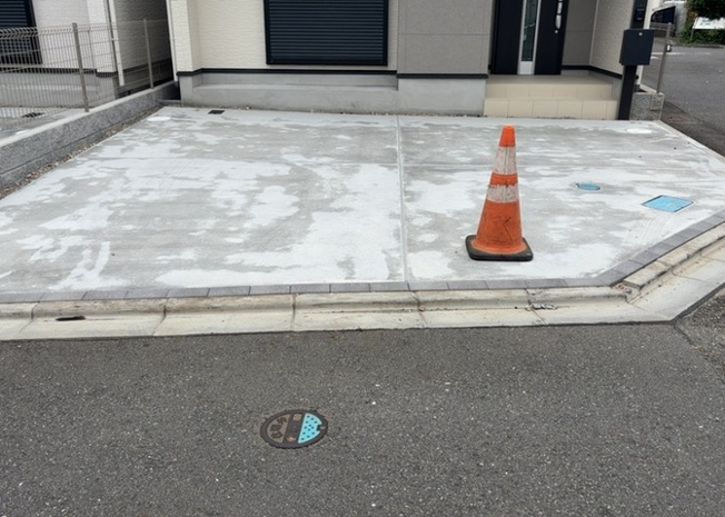 【駐車場】 | 敷地内にはお車を２台駐車可能なカースペースを完備しています。セカンドカーの所有や来客時にも大変重宝します。お持ちの車種に対するスペースのゆとりや前面道路の出入れのしやすさは現地でご確認いただけます。