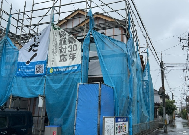 【外観】 | 現在は上棟となっています。現地をご見学に行く際は、道路の幅や周辺の交通量、施設などをご確認頂くことをおすすめします！ある程度イメージをつけたいという場合は、同売主の施工事例や完成パースもお見せします。