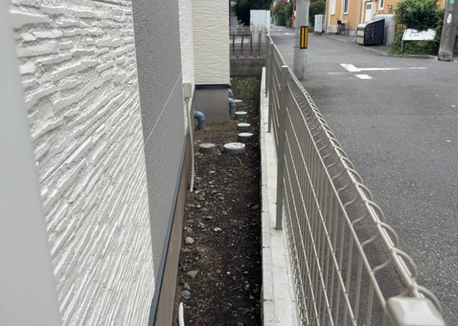 【庭】 | 敷地面積１０１．１２平米（約３０．５８坪）のゆとりある敷地にはお庭スペースもございます。ガーデニングを楽しんだり、お子様やペットの遊び場としても活用でき、戸建てならではの豊かな時間を育めます。