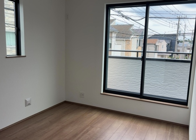 【子供部屋】 | 2階には5.2帖や6.0帖の洋室があり、お子様のお部屋としても最適です。全室に収納クローゼットと2面採光を備えており、勉強や趣味の時間も明るく心地よい環境で健やかに集中して過ごすことができます。