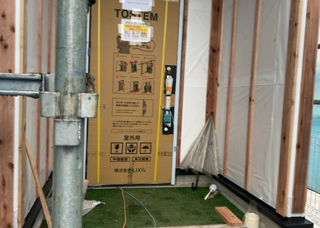 【玄関】 | 玄関は、狭すぎると複数人で使いにくく、広すぎても無駄な空間になりがちです。最低2畳を目安にして、家の広さとの兼ね合いや家族の人数を考慮して決めるとよいでしょう。現地を見学して快適な玄関を選びましょう！