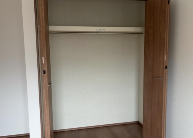 【収納】 | 豊富な収納スペースが各所に確保されており、衣類から季節家電、日用品までまとめてスッキリ収納できます。居住空間を広々と有効活用でき、室内を常に綺麗に整頓された状態に保てる便利な仕様となっています。