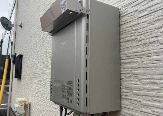【発電・温水設備】 | 熱効率が高くガス代を節約できる省エネ給湯器を採用しています。都市ガス仕様でランニングコストを抑えられるほか、いつでも適温にお湯を温め直せる追焚機能も完備しており経済的で環境にも優しい設備です。