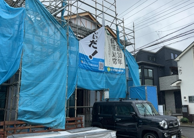 【前面道路含む現地写真】 | 住宅用の土地では前面道路に2m以上接していなければならないと法律で定められています。しかし、お持ちの車のサイズやライフスタイルなどにより、2mでは利便が悪い場合もございますので、事前に確認しましょう。