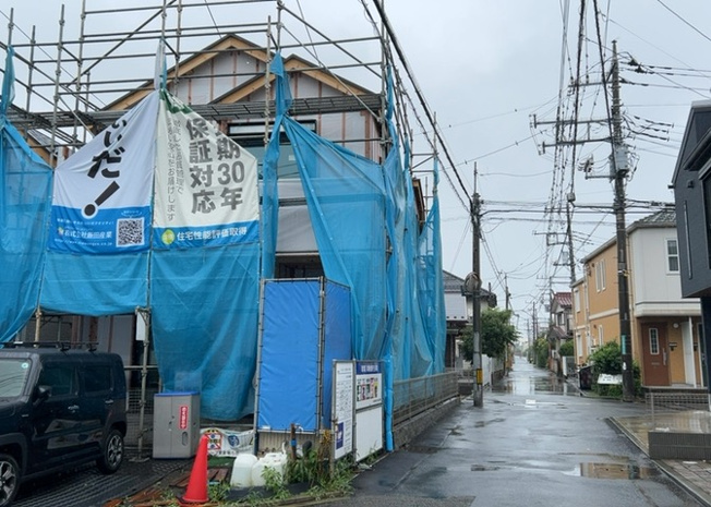 【前面道路含む現地写真】 | お持ちの車種によっては前面道路が広い方が便利でしょう。しかし、前面道路が広ければその分交通量が多くなるため、騒音などが気になる場合があります。実際に現地を見学し、周辺交通量や騒音などを確認しましょう！