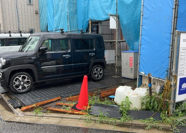 【駐車場】 | 駐車場と明記されていても、最小スペースでつくられた駐車場だと大型車は駐車できなかったり、出入りしにくくなったりする可能性があります。お車のサイズと購入したい物件の駐車場のサイズを現地で確認しましょう。