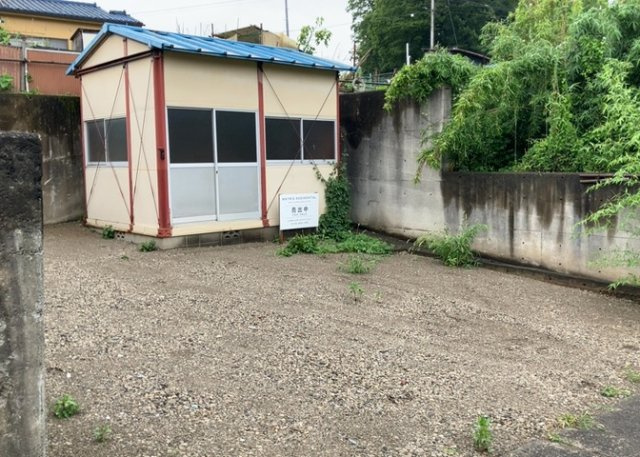 【外観】 | 八王子市犬目町倉庫 | 家を建てる場合、方位は要チェックです。現実的に日当たりのよい家ならばリビングは南側、建築基準法でも北側に当たる家への配慮は求められています。土地を見学に行く際は、方位磁針を持って行くようにしましょう。
