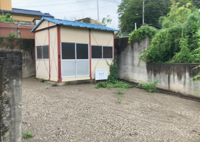 【外観】 | 八王子市犬目町倉庫 | 土地を買う際、住む地域の自治体や福祉の補助制度にも注目してみましょう。子供や老人の医療補助やゴミ出しのルールなど、自治体によってルールに大きな違いがあるため、暮らしやすい土地で判断するとよいでしょう。
