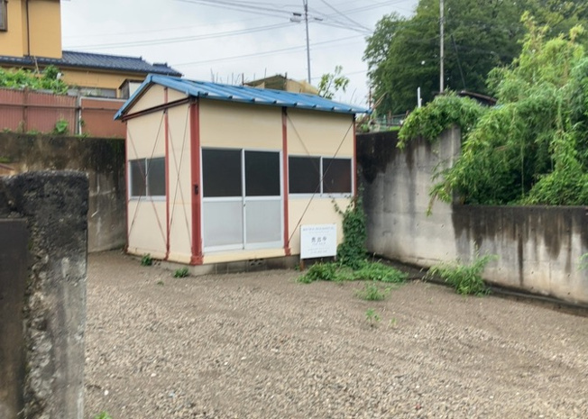 【外観】 | 八王子市犬目町倉庫 | 土地の前の道路に消火栓が設置されていることがあります。この場合、道路交通法第45条第1項により、駐車禁止の場所が指定されています。そのため、車庫などの駐車スペースをつくることができない場合があります。