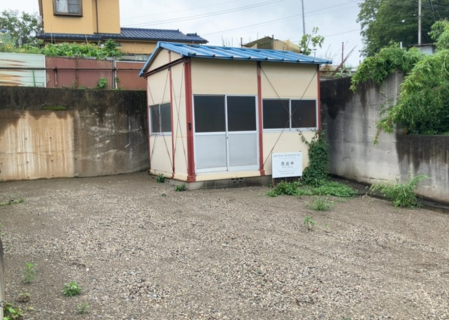 【外観】 | 八王子市犬目町倉庫 | 現地に行くなら、物件の周囲の地形がどうなっているかを見ることも大切です。周辺より低くなっている土地では、大雨などで水が集まりやすいため、地盤が弱くなっているということも考えられるため、注意が必要です。