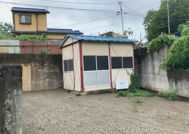 【外観】 | 八王子市犬目町倉庫 | 隣家の土地はどうなっているのか、生活利便施設が近くにあるのか、学校まで近いかなど、お客様のライフスタイルにあわせたイメージが重要です。また、近くにあると困る施設が近くにないかも確認するといいでしょう。