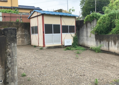 【外観】 | 八王子市犬目町倉庫 | 土地購入を検討されている場合、境界杭がない状態で購入してしまうと境界確定測量をする必要があり、費用がかかります。購入の前に、売主、隣土地所有者立ち合いのもと境界を確定し境界杭を設置するのがベストです。