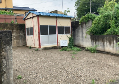 【外観】 | 八王子市犬目町倉庫 | 人が暮らすうえで日光は大切な要素となります。日当たりの良さは譲れないポイントですね。併せて近くに大きな建築物の建築予定がないか、あるいはそれが可能な土地が近くにないか事前に確認することもお勧めします。