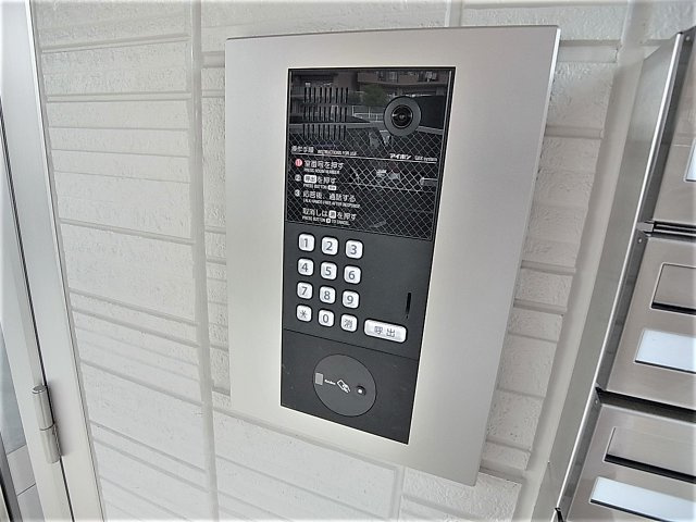ラ・ヴェール鈴蘭のセキュリティ|カードキー連動のTVモニター付きオートロックを完備