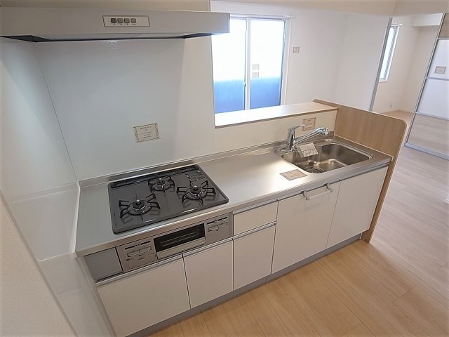ラ・ヴェール鈴蘭のキッチン|システムキッチン、3口ガスコンログリル付