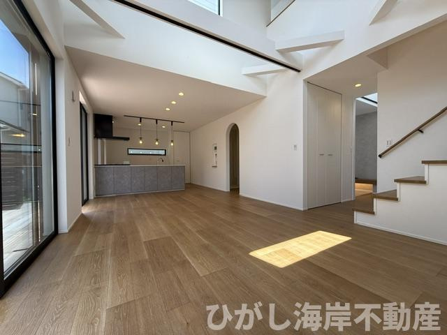 茅ケ崎市みずき２丁目　新築戸建の居間・リビング|20.8帖　吹抜付LDK