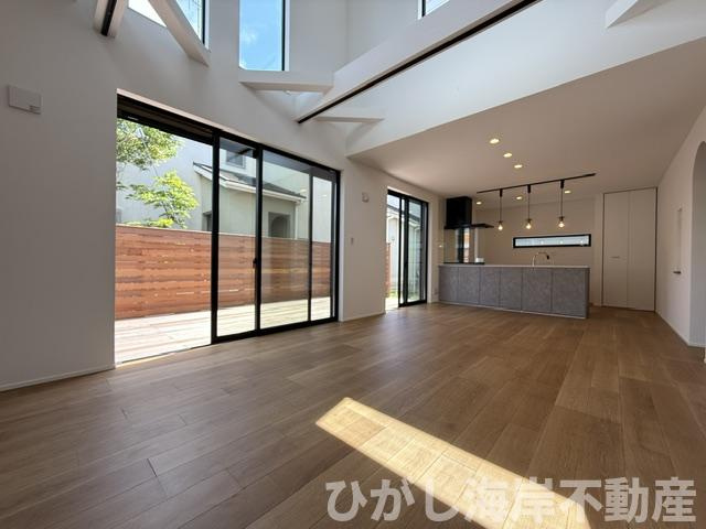 茅ケ崎市みずき２丁目　新築戸建の居間・リビング|20.8帖　吹抜付LDK