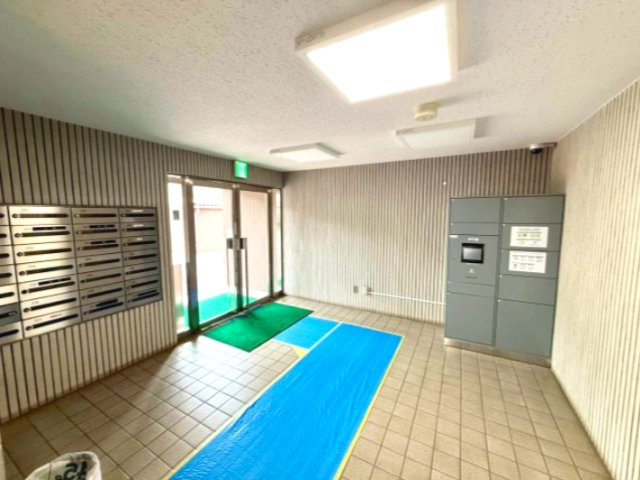 コスモ葛西アステアのエントランス|遅い時間でも安心の宅配BOX完備！