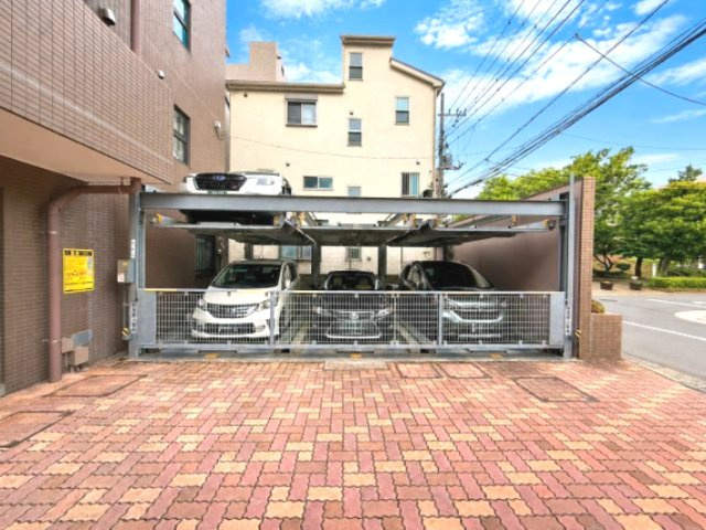 コスモ葛西アステアの駐輪場|雨の日の荷物の出し入れや小さなお子様との移動も快適・スムーズです！