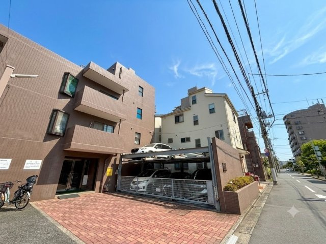コスモ葛西アステアの外観|街並みに美しく調和する落ち着いた外観が、住まいの品格を高めます。